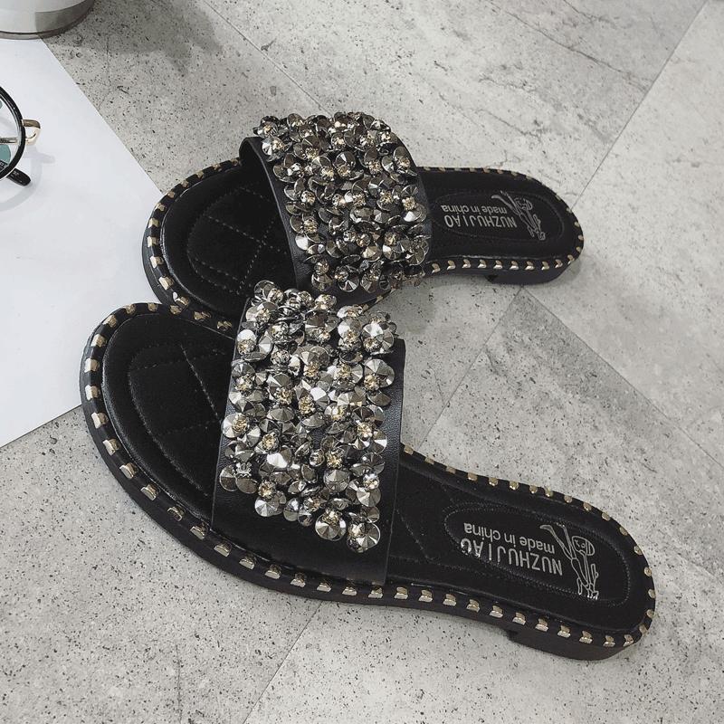 Sandal trim stud mutiara bertatahkan