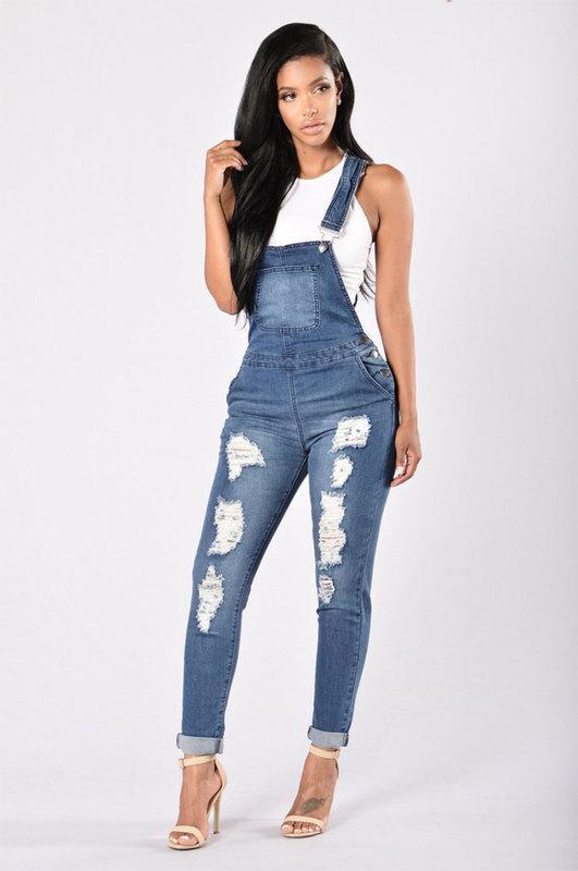 Zerrissene Jean-Overalls mit Knöchelmanschette