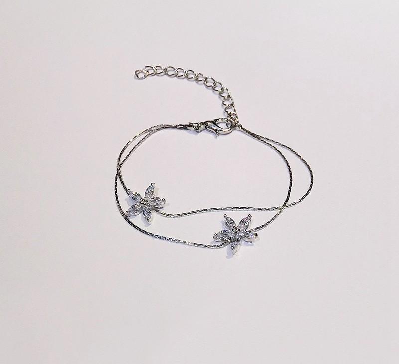 Pulsera de cadena doble con arreglo floral