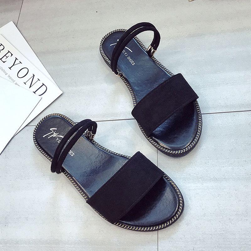 Suede band glijdt op sandalen