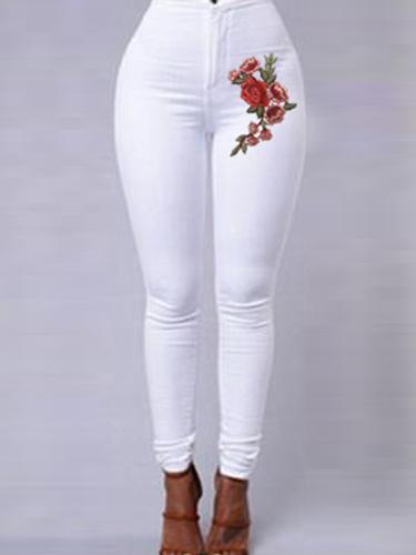 Jean skinny de broderie florale rouge